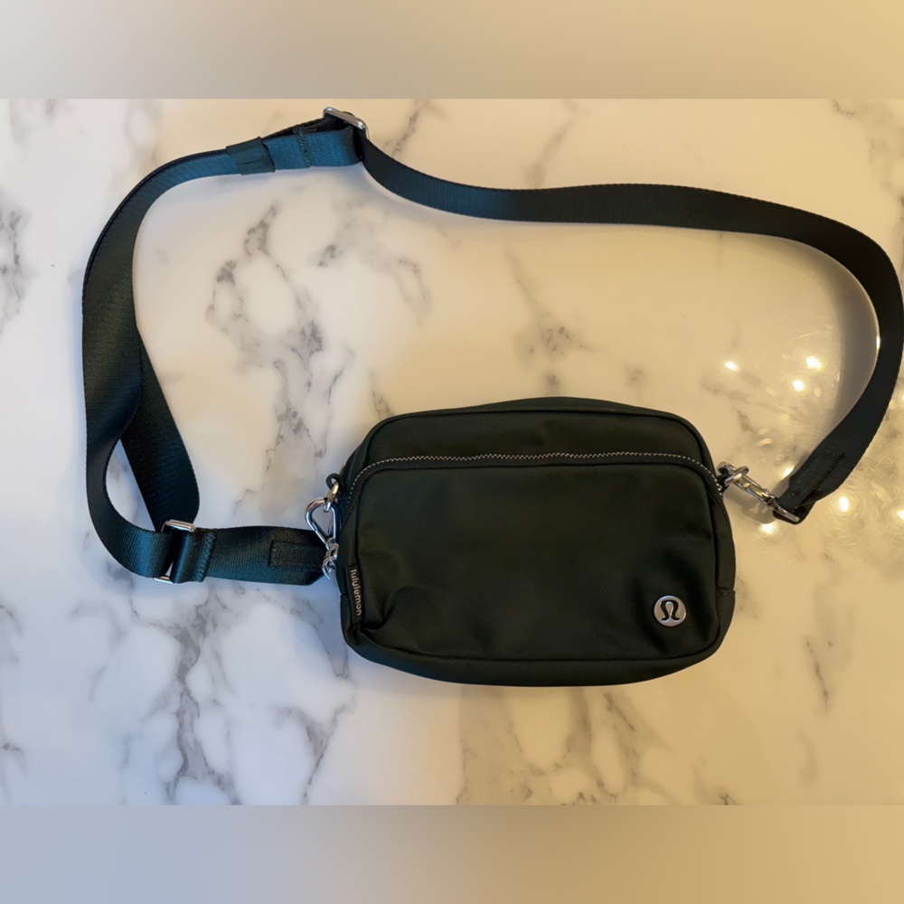 Lululemon Everywhere Crossbody Bag 2L, metal hardware, Legacy Green/Silver